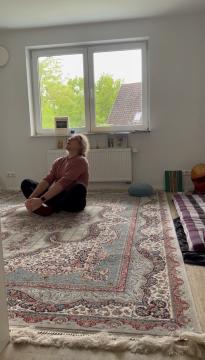 Lehnen & an den Füßen halten
